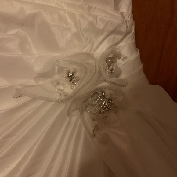 Never worn wedding dress - Picture 4 of 5